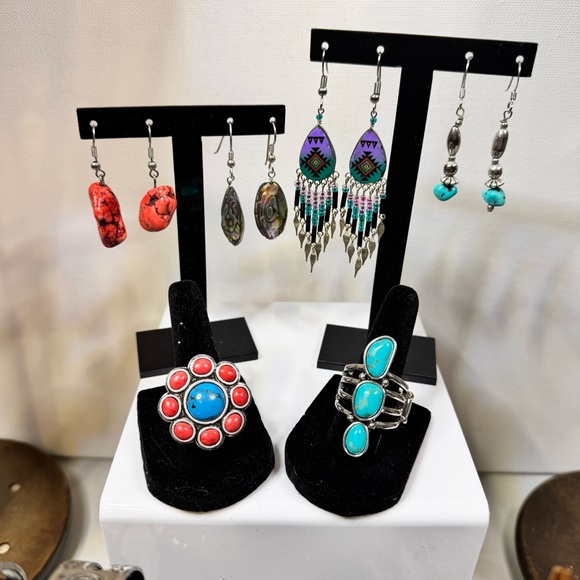 SOUTHWESTERN JEWELRY BUNDLE 26 costume pieces Necklace-Bracelets-Rings-Earrings - Picture 4 of 16